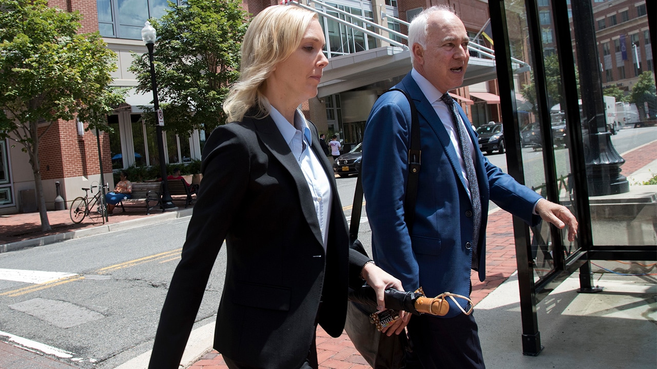 Photo of Paul Manafort's former bookkeeper walking to the courthouse
