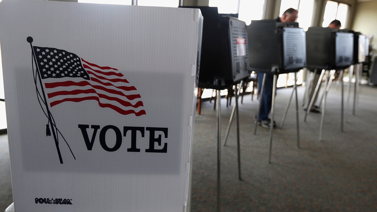Photo of voters casting their ballots in Hinsdale, Ill.