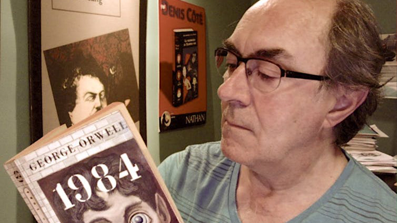 Photo of a man reading "1984"