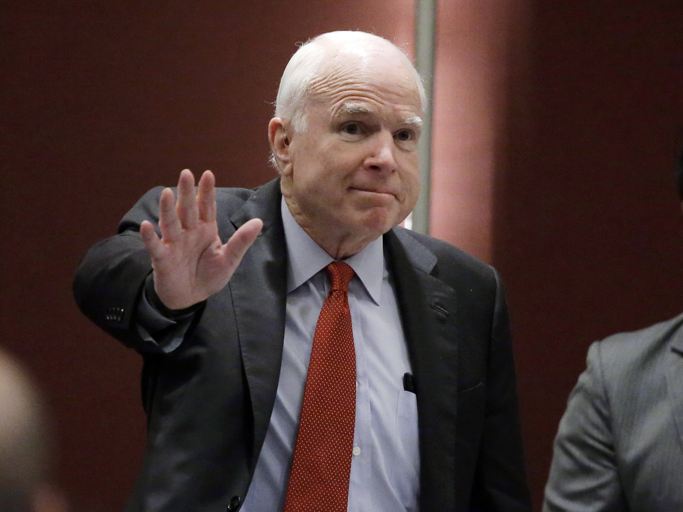 Photo of John McCain waving to the audience