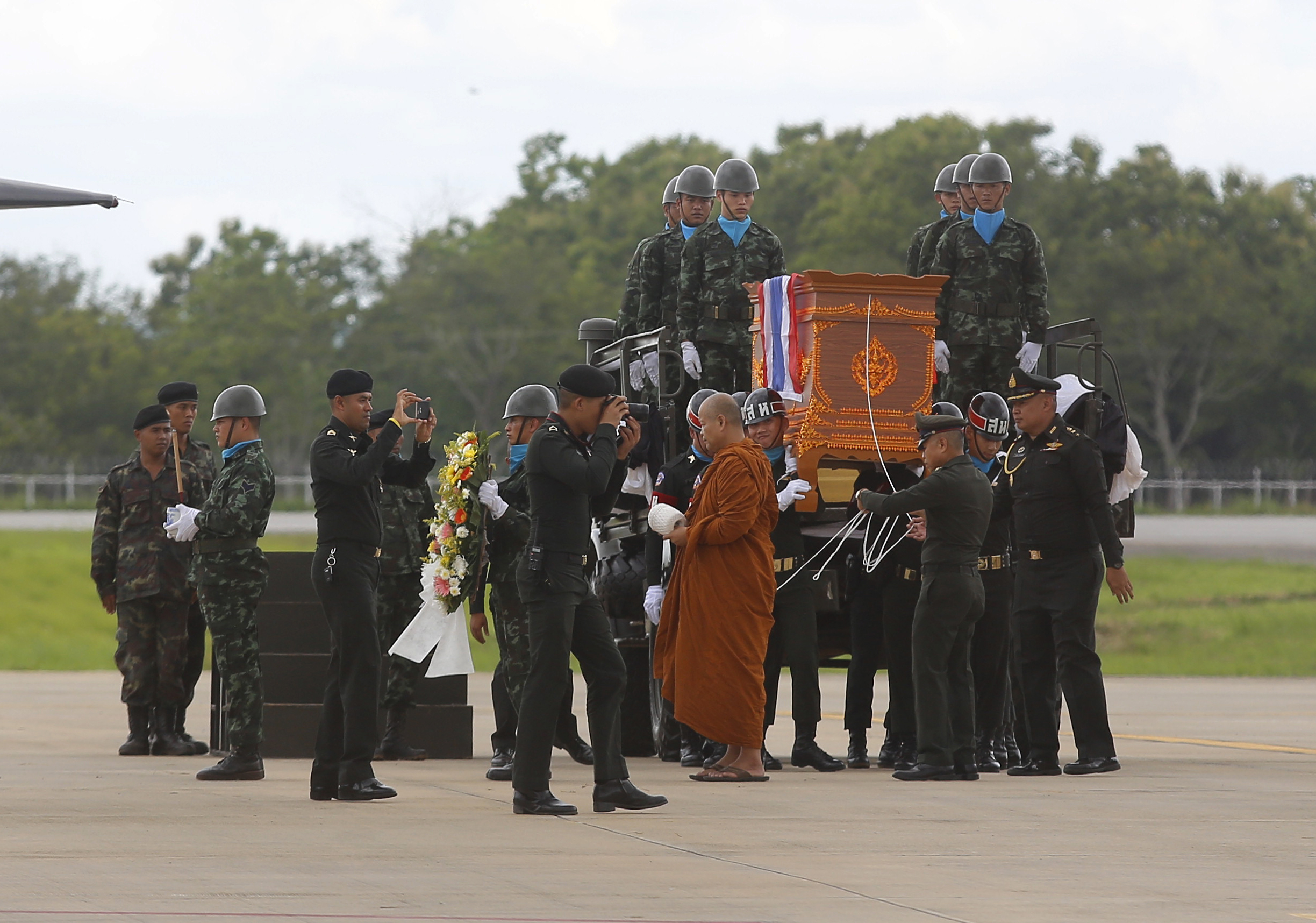 Photo of dead diver being carried. 