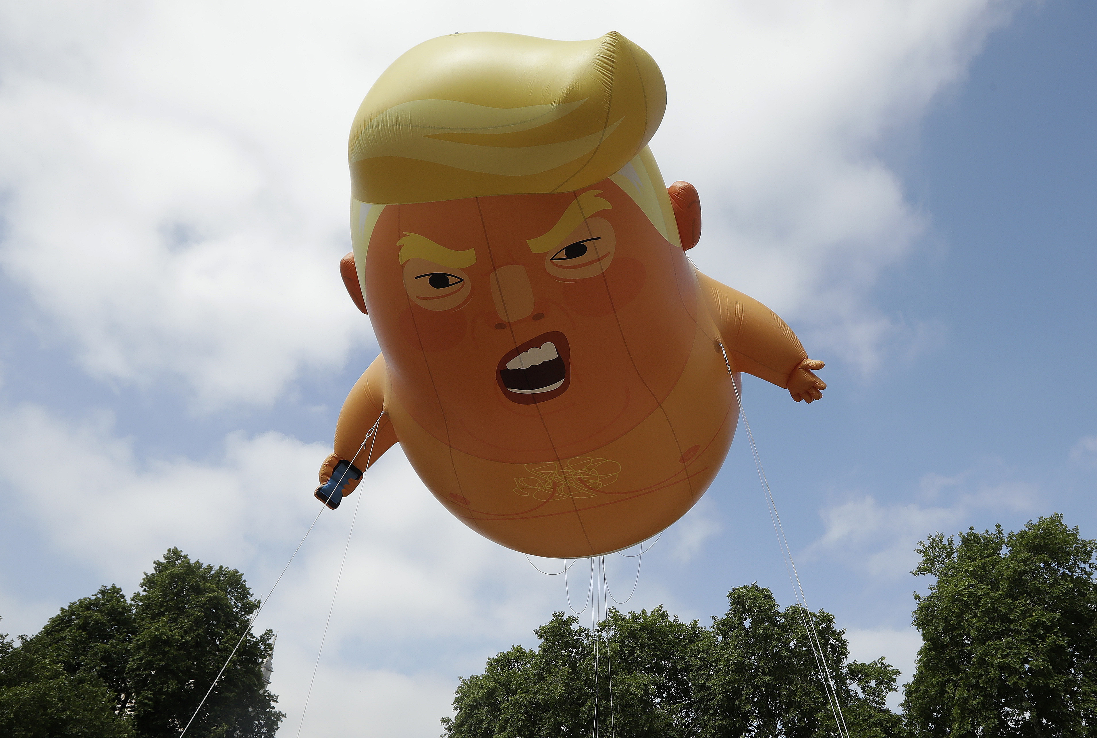 Photo of baby Trump blimp