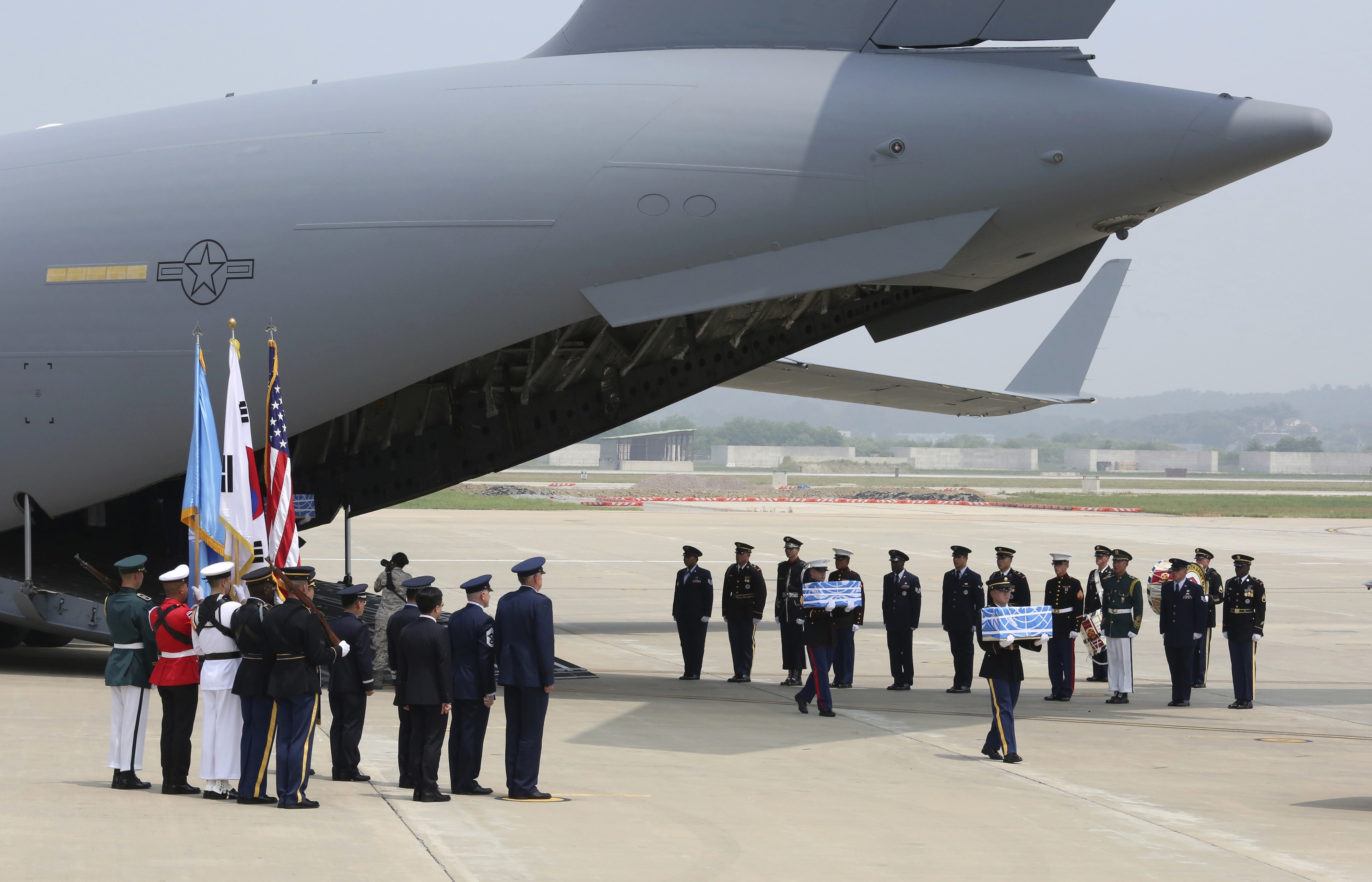 Photo of soldiers carrying a casket containing a remain of a US soldier