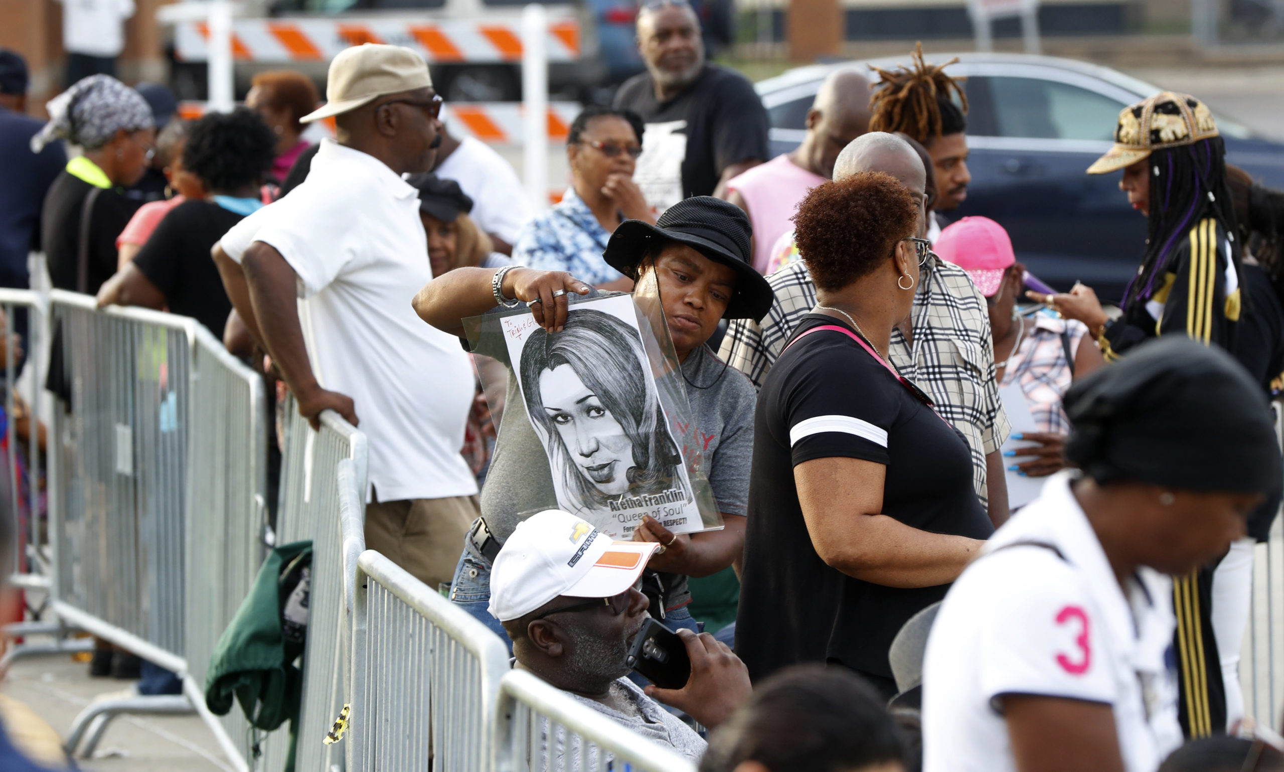 Photo of mourners standing in line to pay their last respects to Aretha Franklin