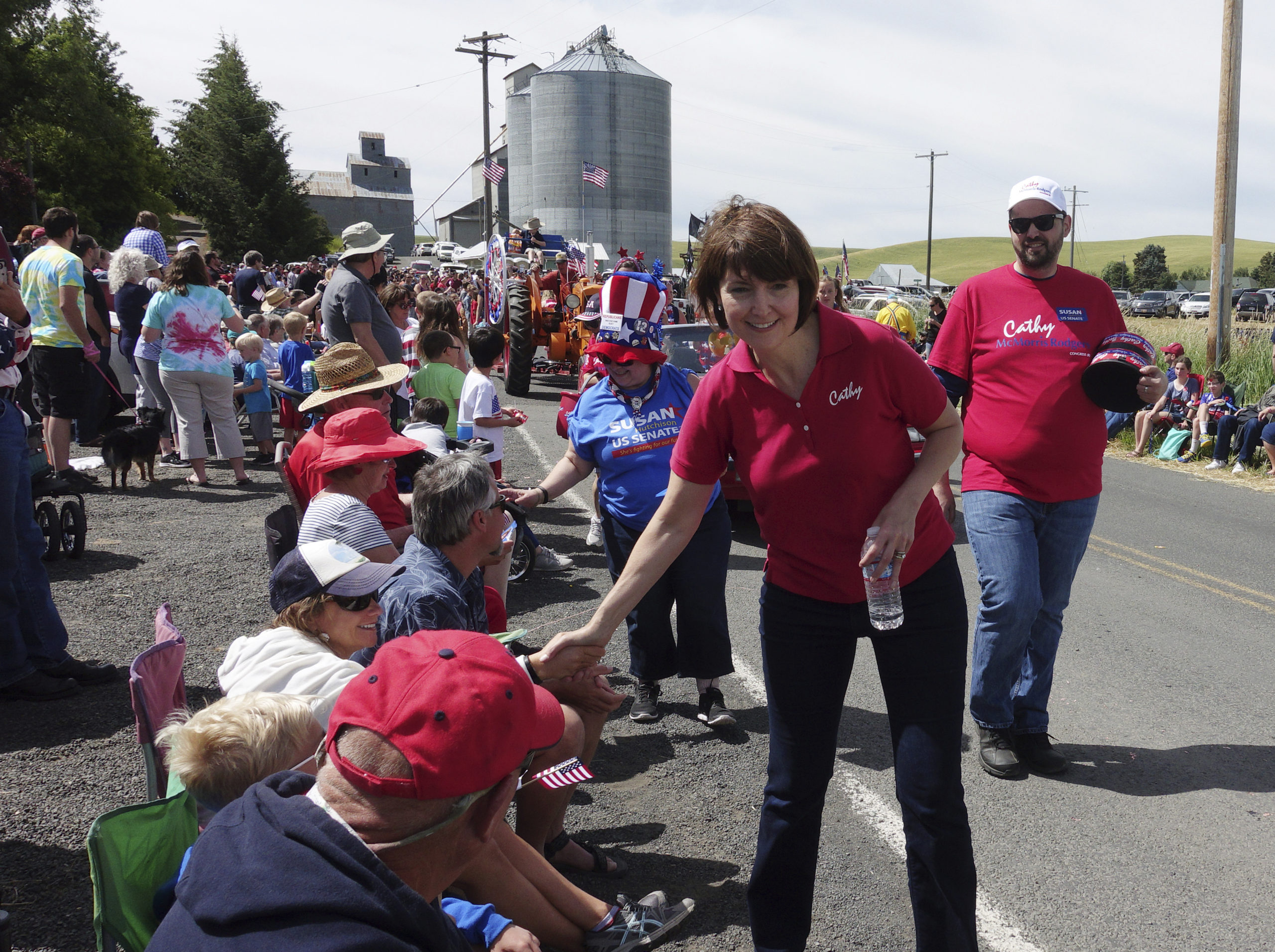 Picture of Rep. Cathy McMorris Rodgers shaking hands with supporters