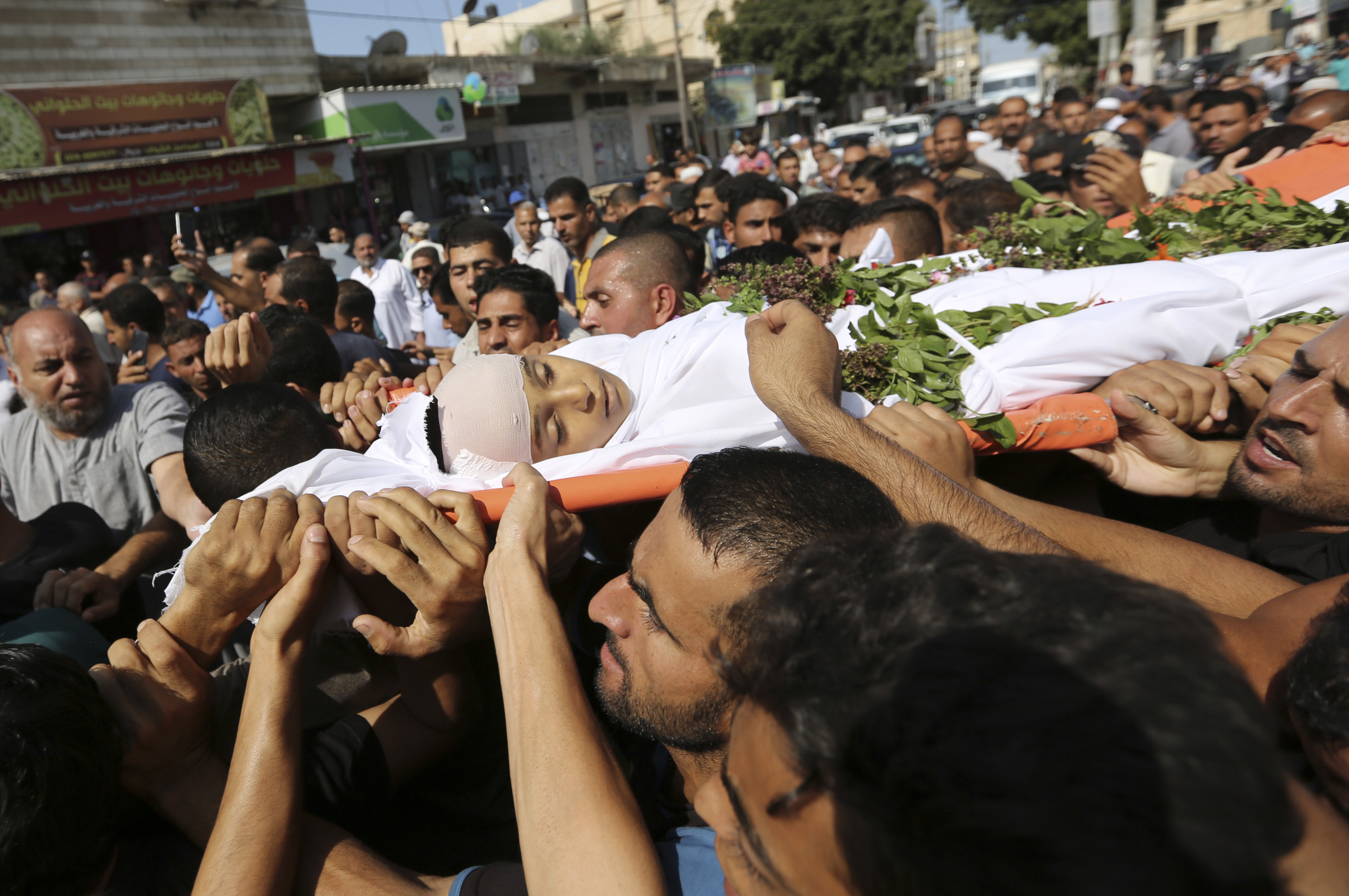 Mourners carry body of Palestinian victirm
