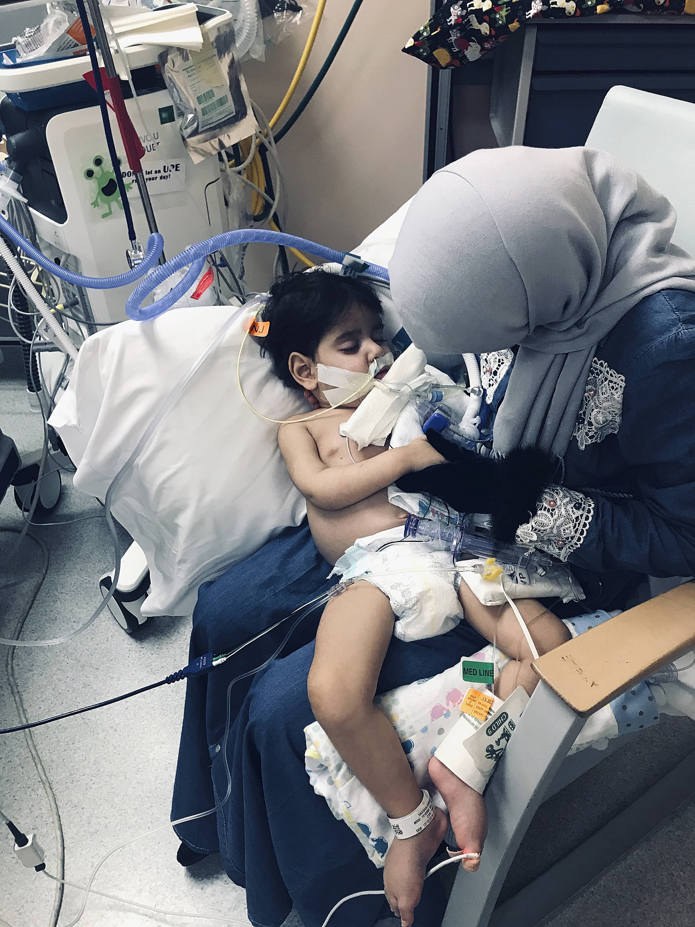 Photo of Shaima Swileh holding her dying 2-year-old son Abdullah