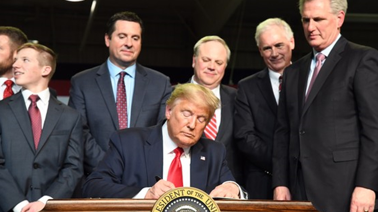 Photo of President Trump signing a water memorandum for California