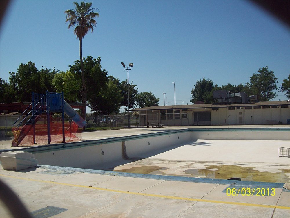 Photo of the old, broken Calwa pool