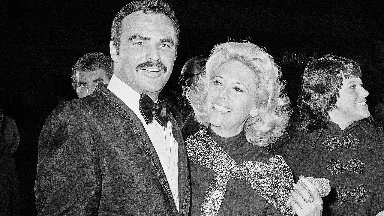 Photo of actress Dinah Shore and Burt Reynolds appear together in Los Angeles in 1971