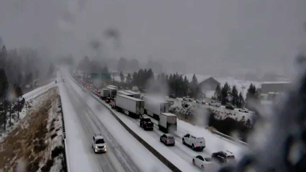 Photo of snow-clogged Interstate 80 near Truckee, CaliforniaRuc