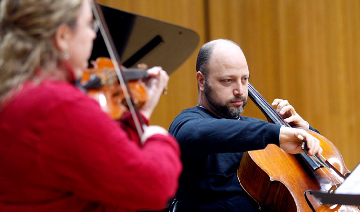 Photo of Thomas Loewenheim playing a cello