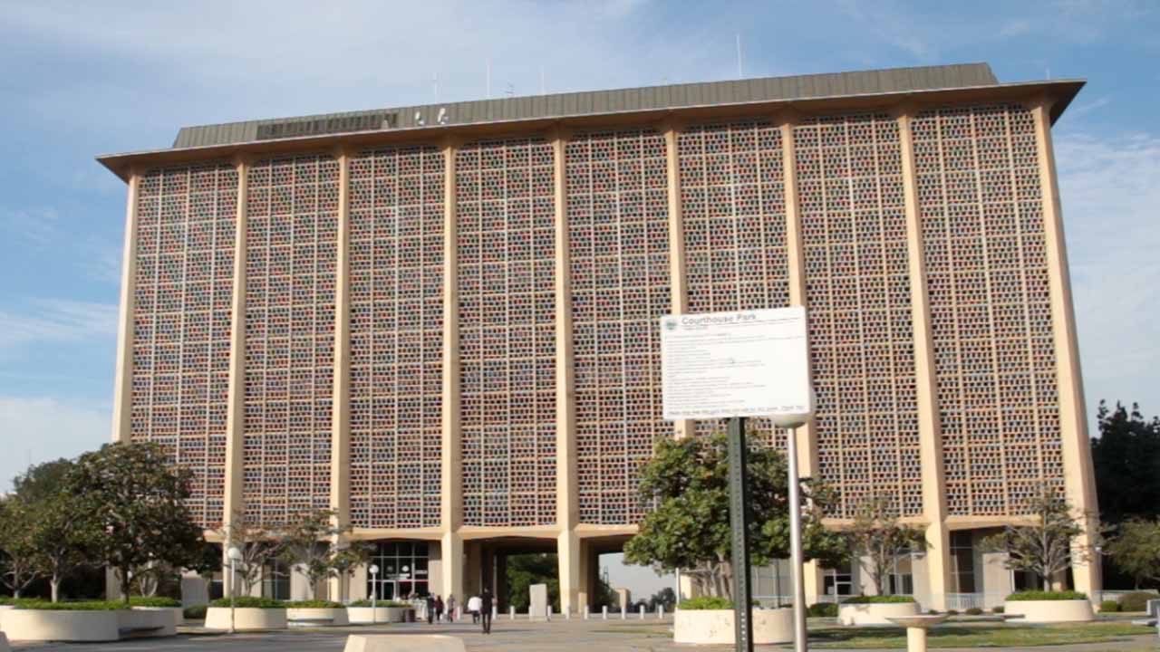 Photo of the Fresno County Courthouse