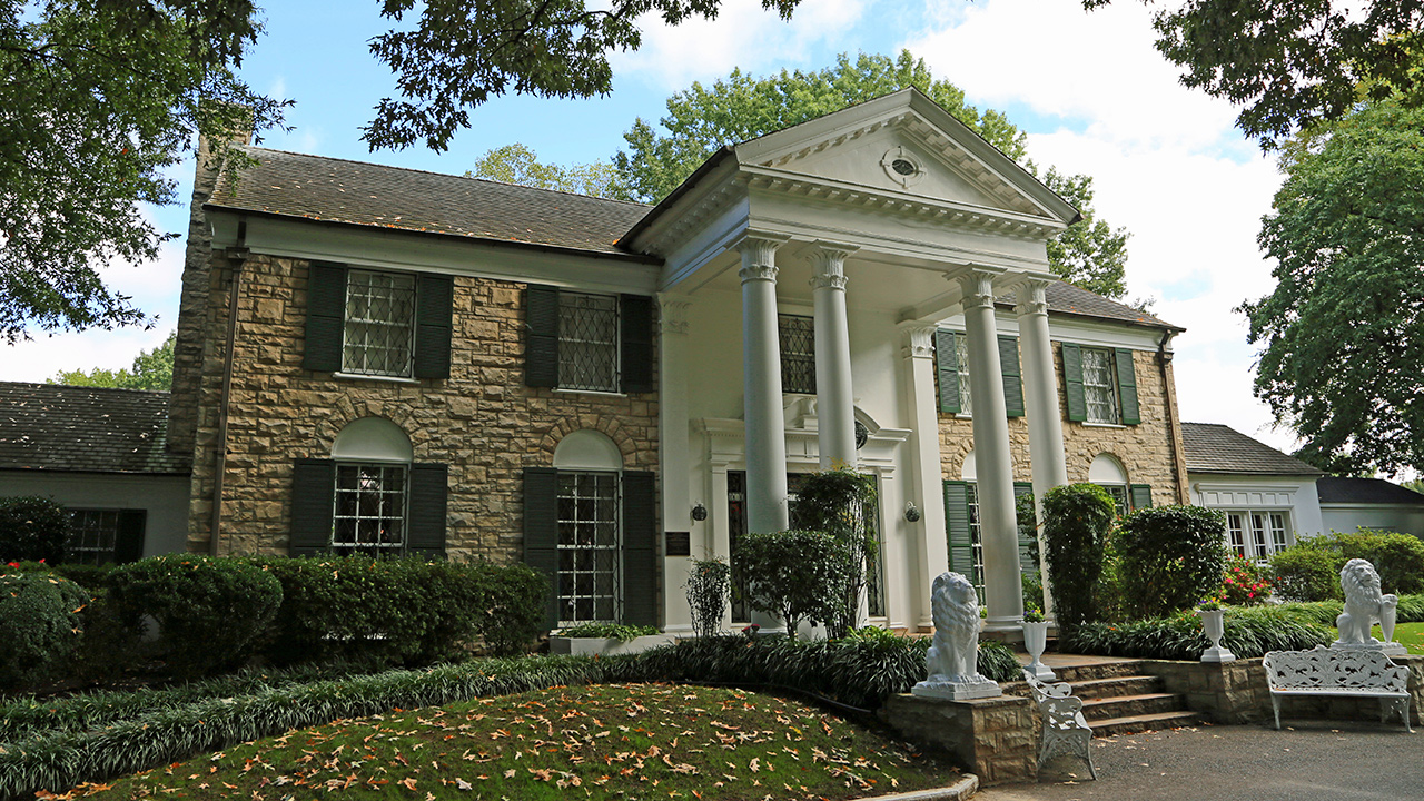 Photo of Graceland in Memphis Tennessee