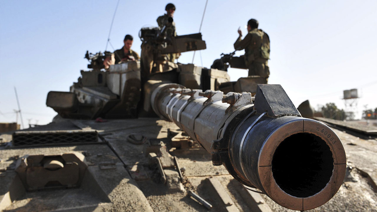 Israeli military tank leaving Gaza with crew following Operation Cast Lead