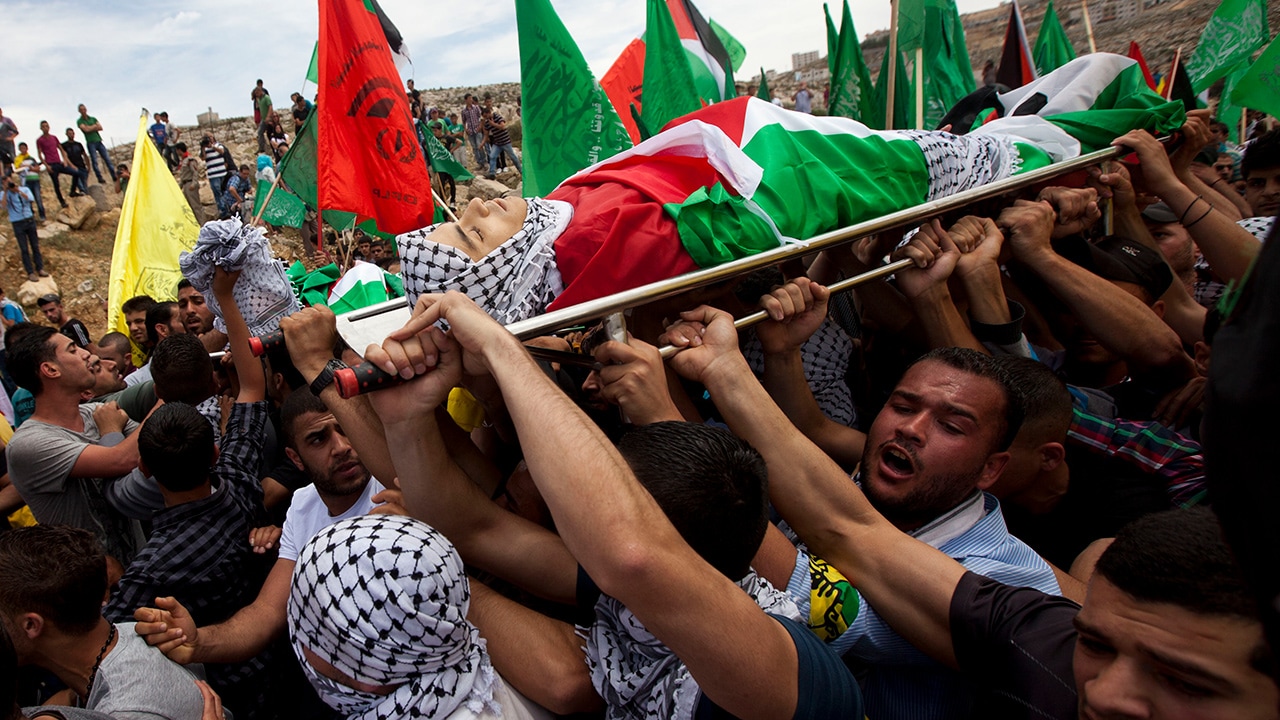 Photo of mourners carrying the dead body of Palestinian teen Nadim Nuwara