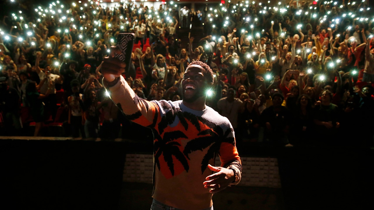 Photo of Kevin Hart at Booker T. Washington High School in Dallas