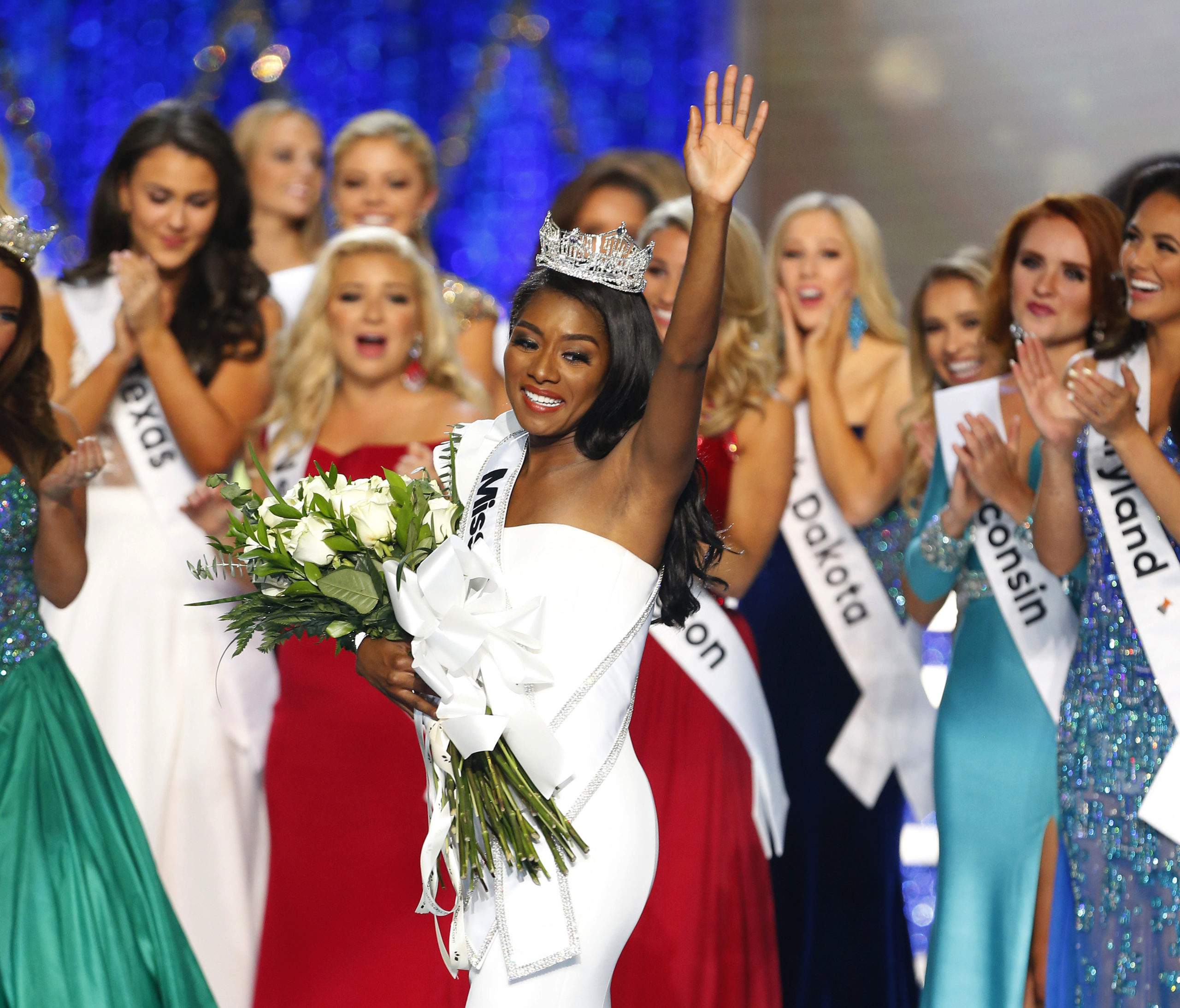 Photo of 2018 Miss America surrounded by other contestants
