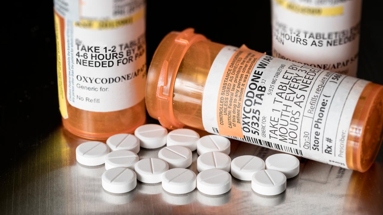 Picture of Oxycodone bottles and pills