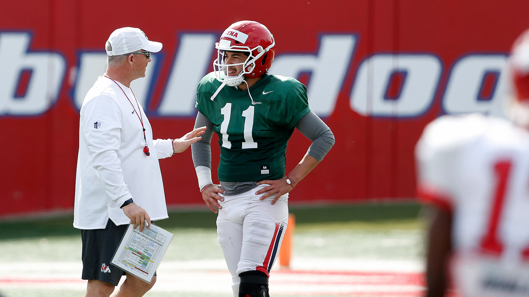 Picture of Fresno State coach Jeff Tedford talking to Bulldogs quarterback Jorge Reyna