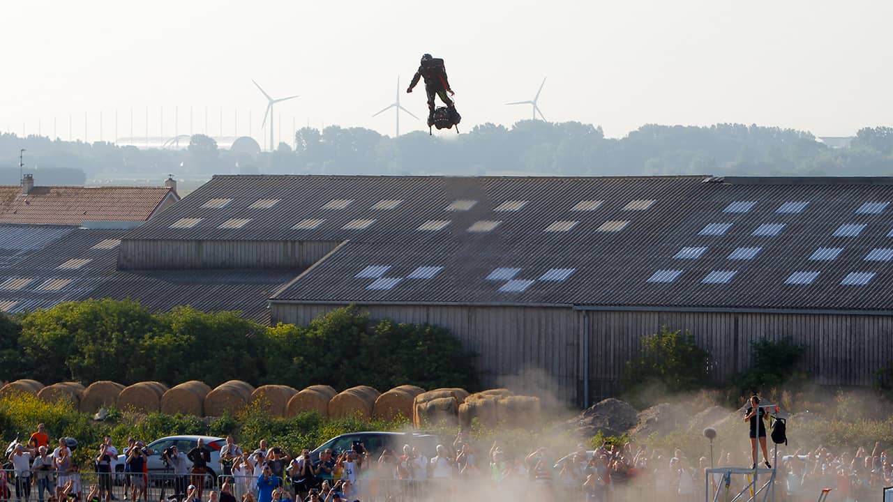 Photo of Franky Zapata at the start of his attempt to cross the channel from France to England