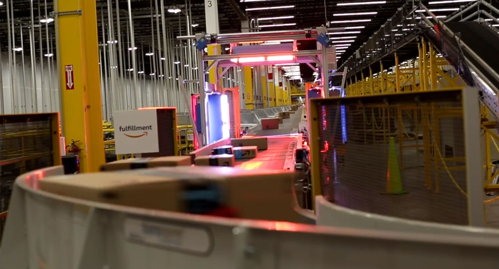 Photo of conveyor belt in Amazon fullfilment center