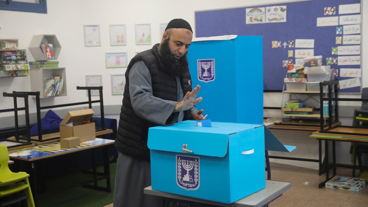 Photo of an Arab man voting in Israel 