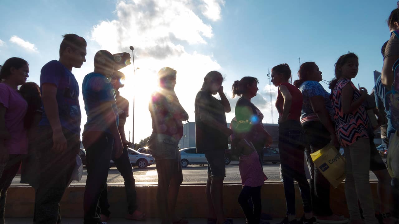 Photo of asylum seekers waiting in line