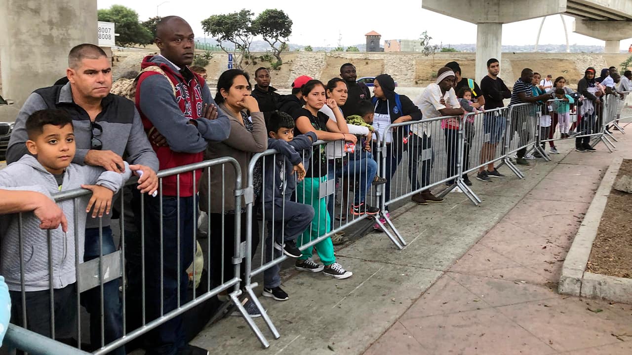 Photo of asylum seekers waiting in line 