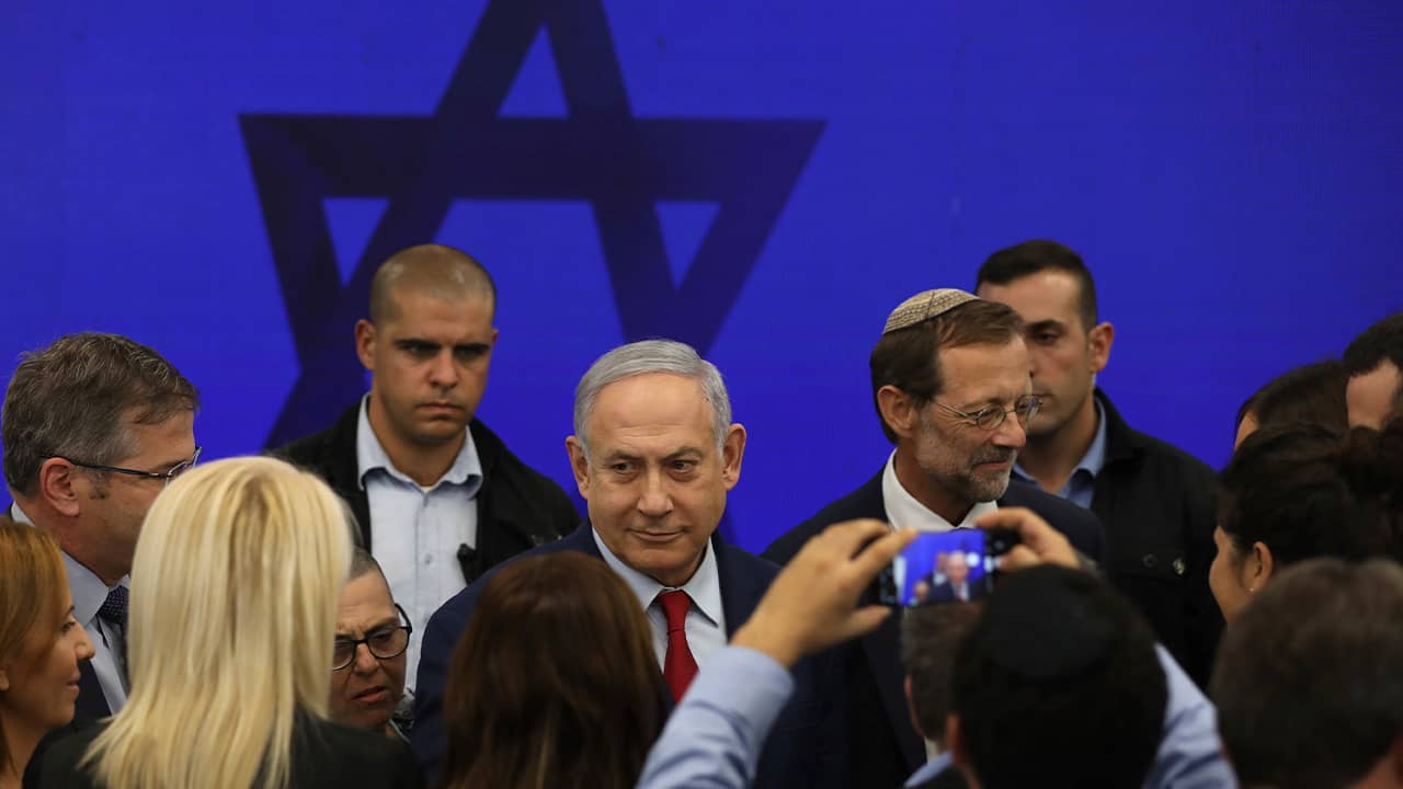Photo of Benjamin Netanyahu in a crowd of people
