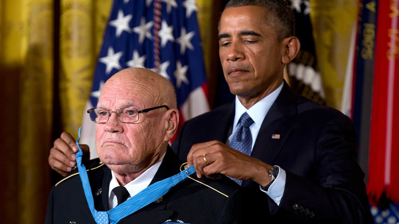 Photo of President Barack Obama bestowing the Medal of Honor on retired Army Command Sgt. Maj. Bennie G. Adkins