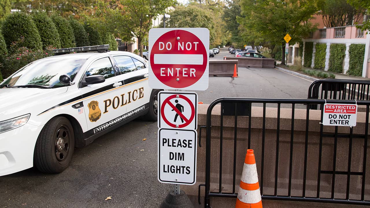 Photo of an officer near the home of Barack Obama