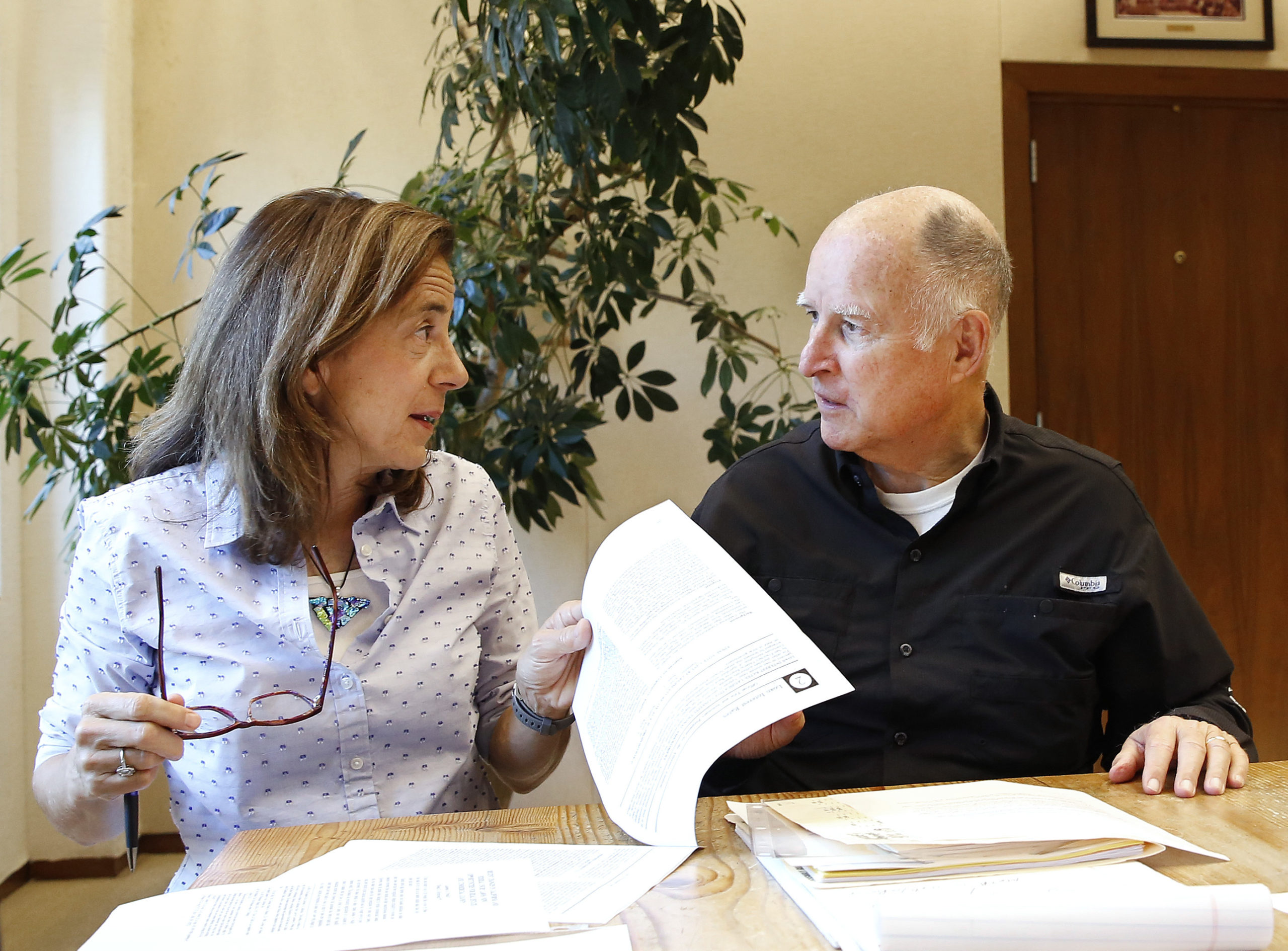 Photo of Gov. Jerry Brown and his wife, Anne Gust Brown, going over legislation.