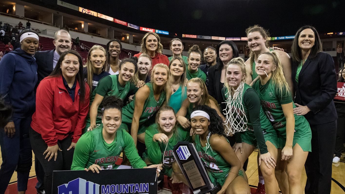 Photo of Fresno State women's basketball team after clinching a share of the Mountain West titleWo