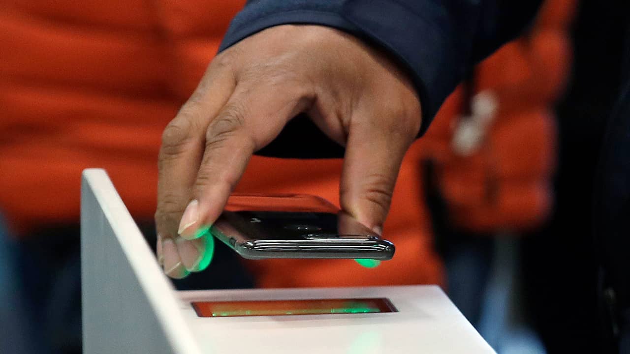 Photo of a schopper scanning an Amazon Go app
