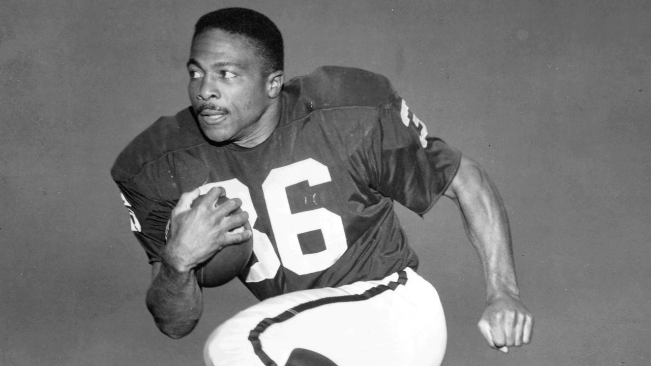 Black and White photo of former Raiders running back Clem Daniels