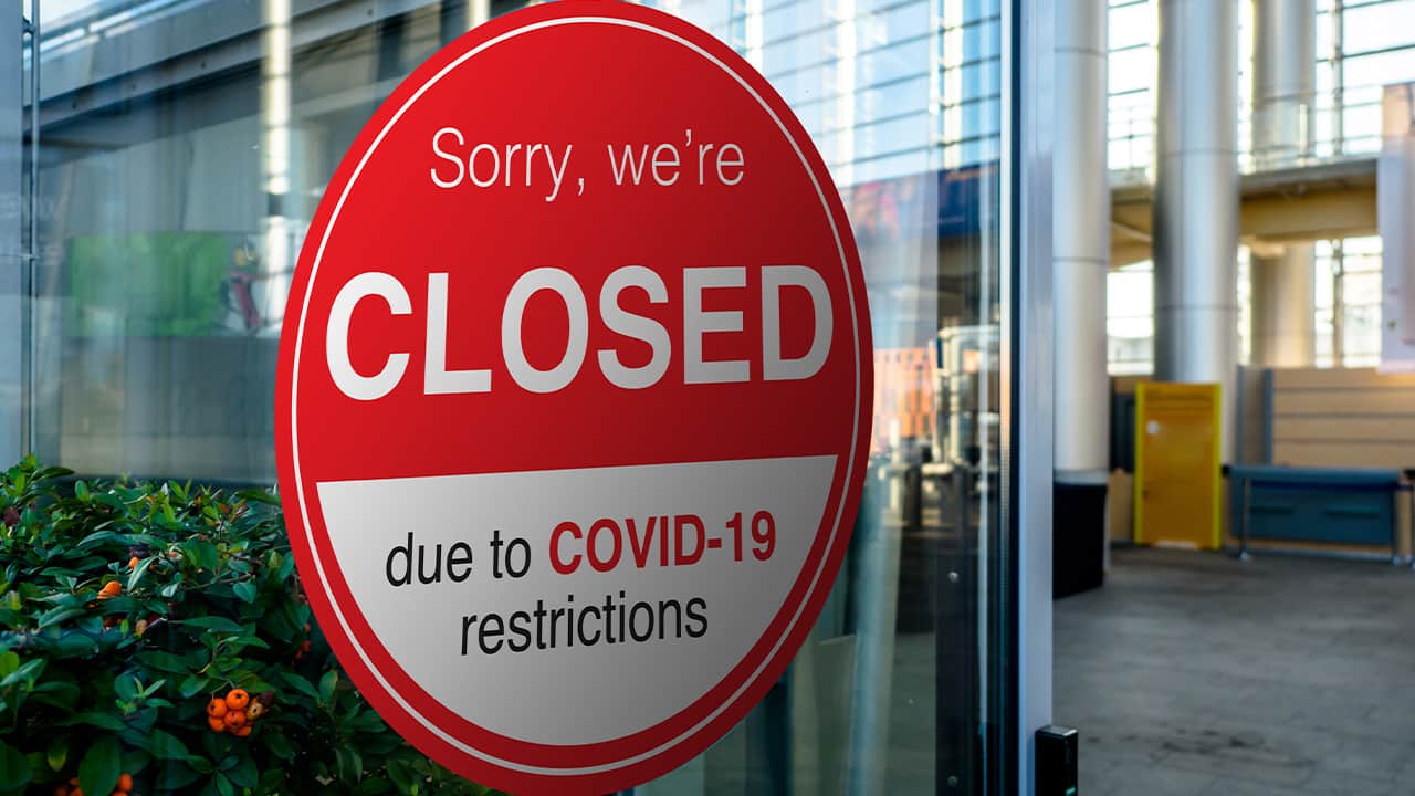 Photo of a sign indicating a shop is closed because of COVID-19 lockdown