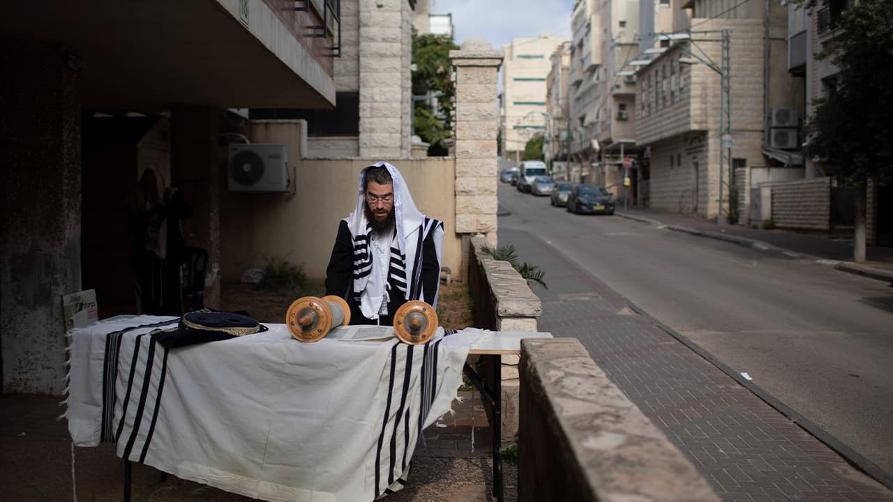 Photo of a man praying in Beni Brak, Israel 
