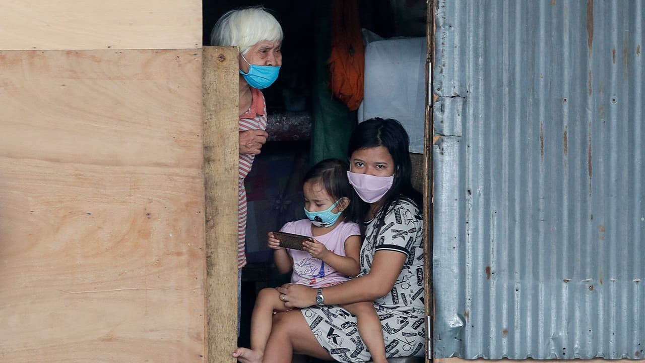 Photo of residents wearing masks in Manila 