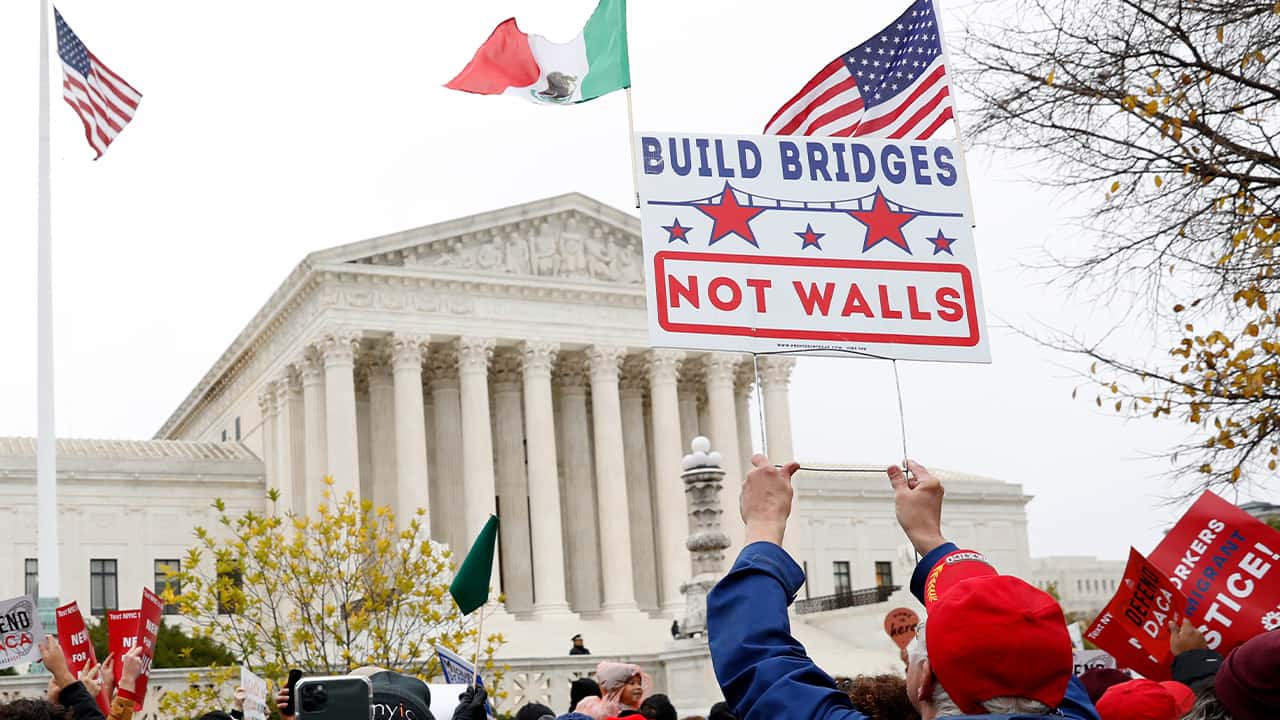 Photo of pro-DACA supporters outside the Supreme Court