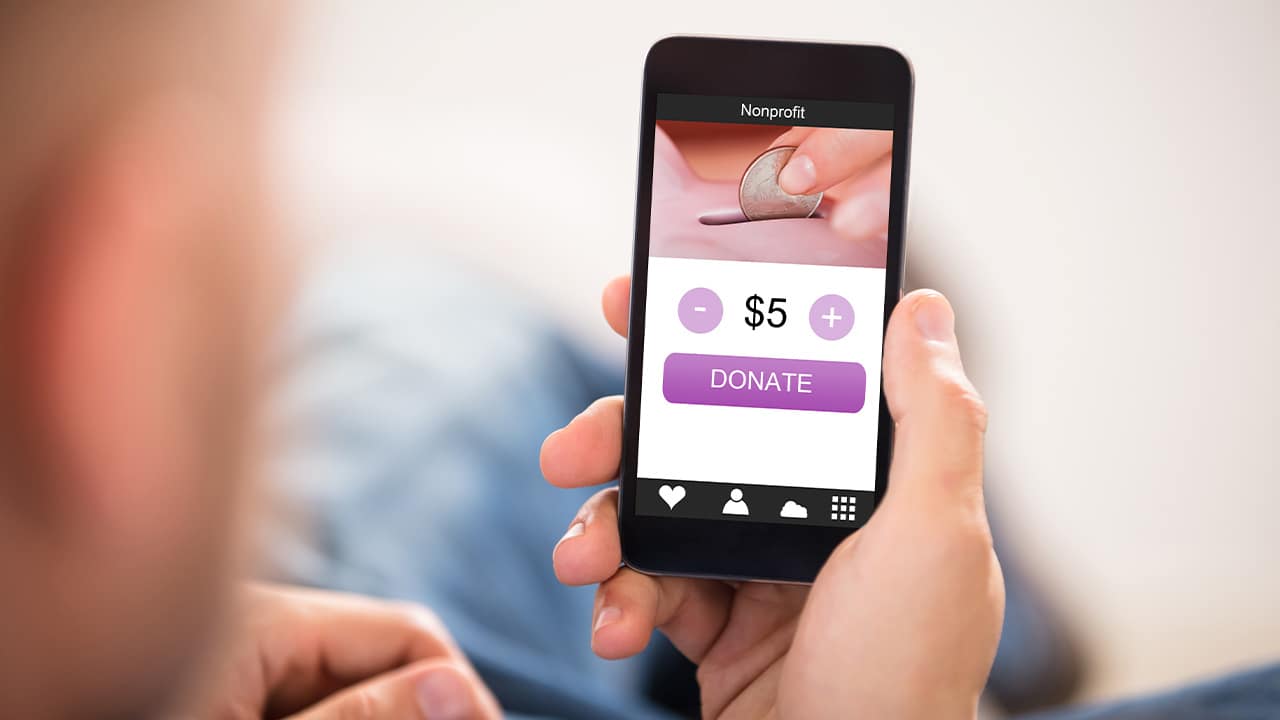 Photo a man donating via his smartphone