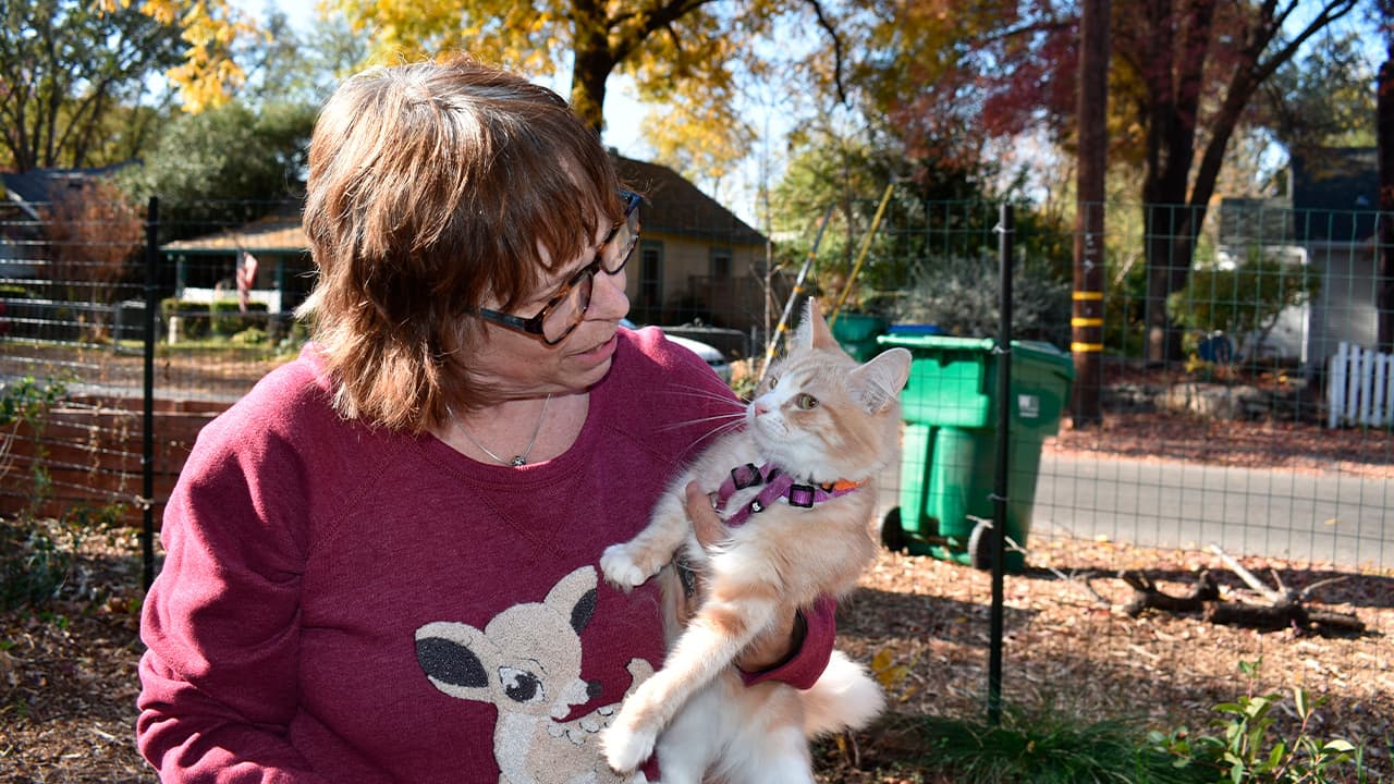 Photo of Elizabeth Watling holding her cat Tampopo