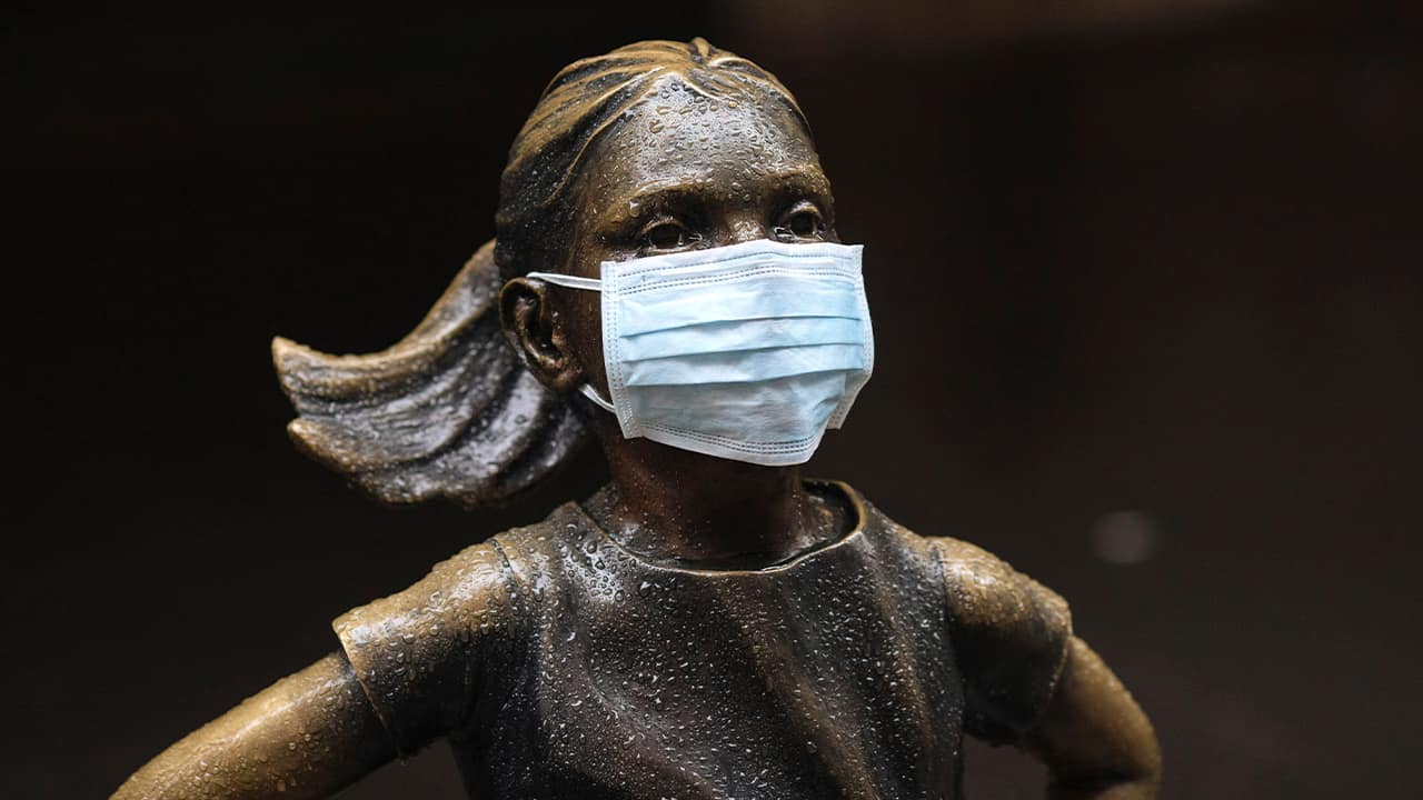Photo of the "Fearless Girl" with a mask