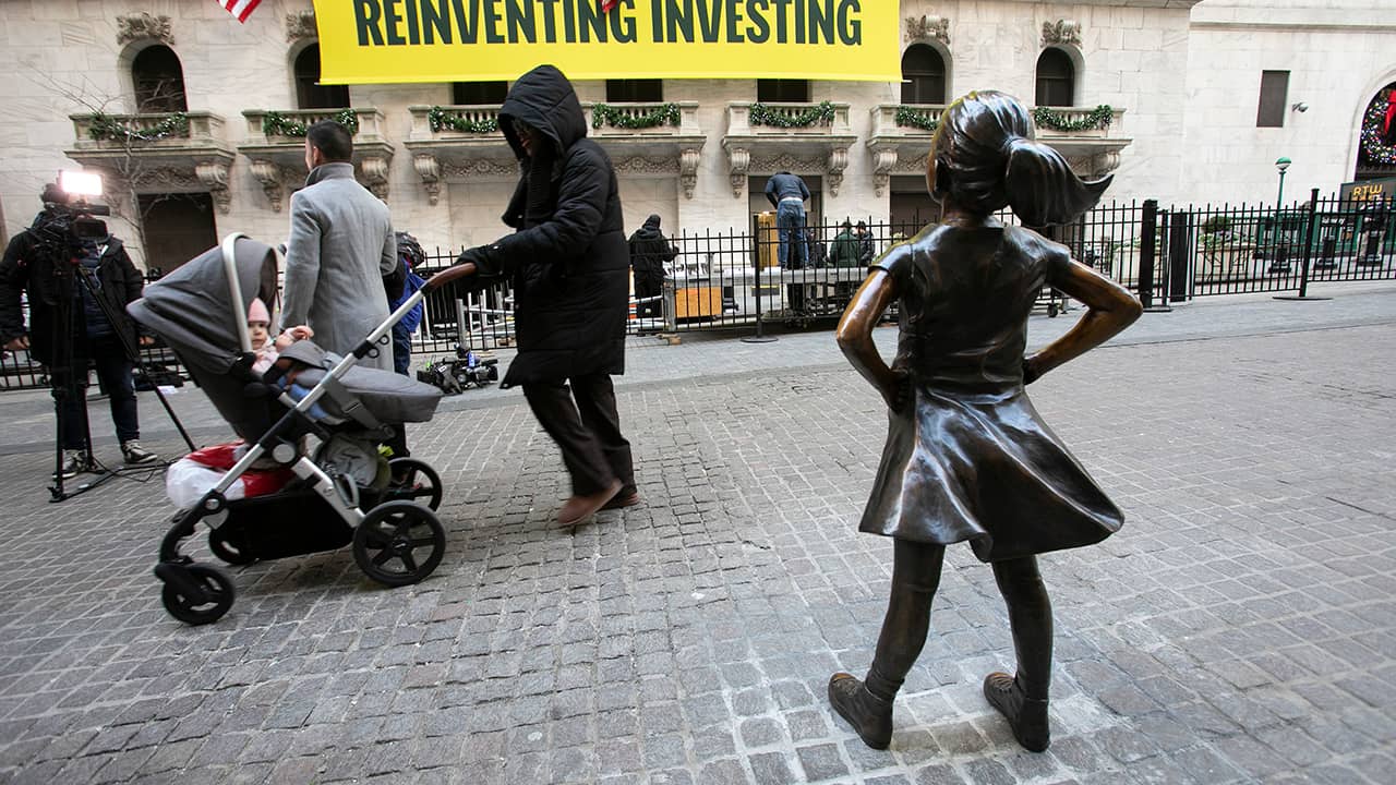 Photo of "Fearless Girl" statue in front of the New York Stock Exchange