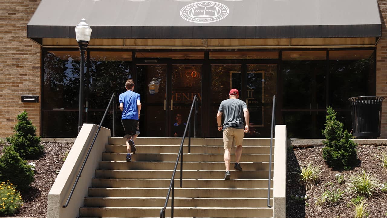 Photo of the Alexander Hall on the campus of Geneva College in Beaver Falls