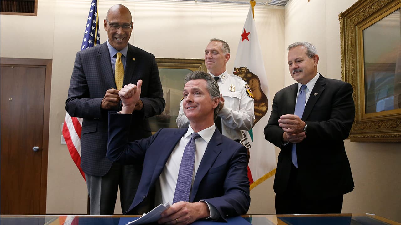 Photo of Gov. Gavin Newsom giving a thumbs up 
