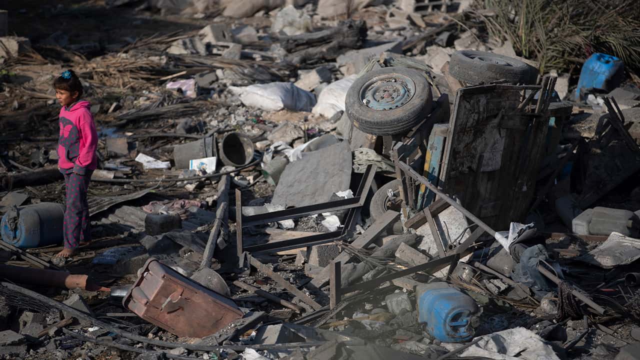 Photo of a Palestinian girl amid the rubble 