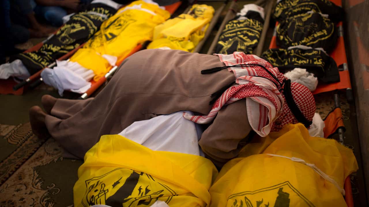 Photo of Palestinians mourning 