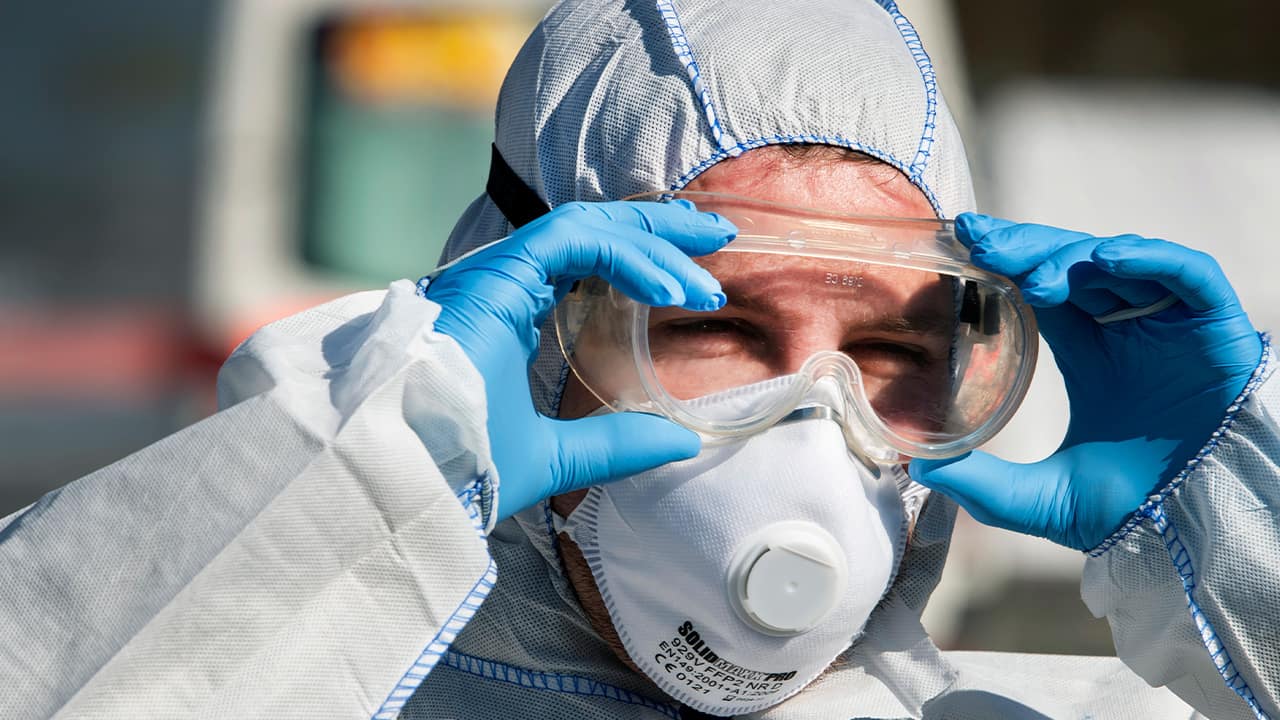 Photo of a member of the German armed forces fixing his mask 