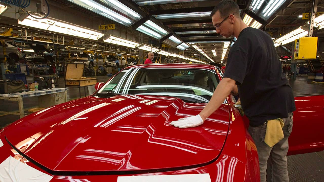 Photo of a GM worker at the factory in Ontario